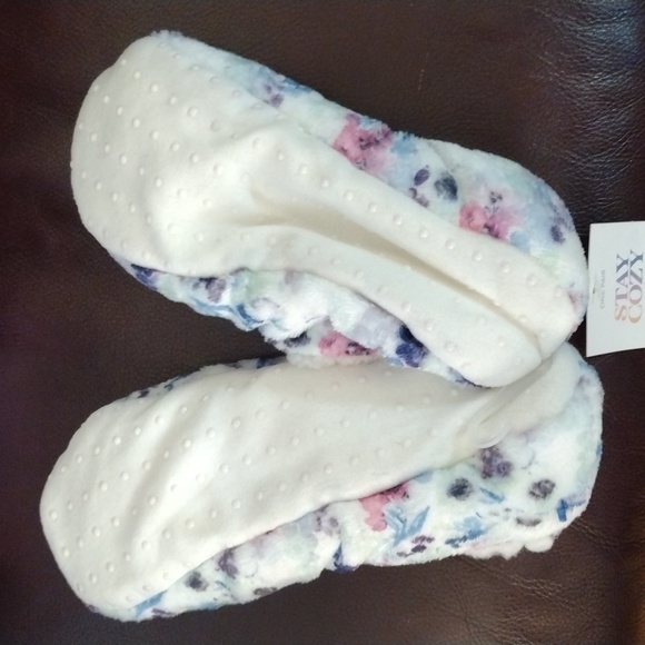 Brand New Makeup Pouch with NWT Slippers - Picture 6 of 12